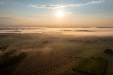 Almanya 'nın Schwabisch Hall kentindeki sisli tarım sahalarında insansız hava aracı manzarası