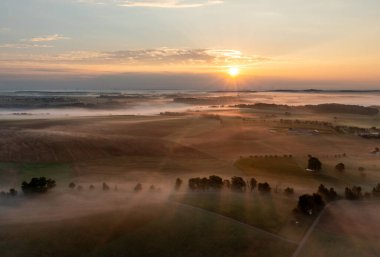 Sabahın altın saatinde Schwabisch Hall, Almanya 'da sisle kaplı tarım arazileriyle insansız hava aracı görüntüsü