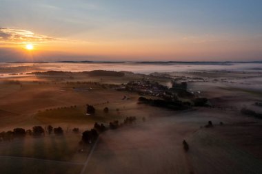 Alman kırsal manzarası, İHA hava manzarası, sabahın altın saatinde sisli, yuvarlanan manzaralar