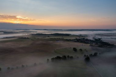 Alman kırsal manzarası, İHA hava manzarası, gün doğumunda sisli, yuvarlanan manzaralar.
