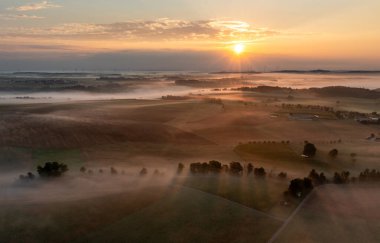 Almanya 'nın Schwabisch Hall şehrinde, sislerle kaplı tarım arazileri ile birlikte, sabahın altın saatinde güzel hava manzarası