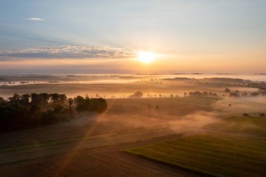 Almanya 'nın Schwabisch Hall kentindeki sisli yüzey manzaralarıyla sabah havası.