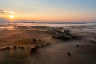 Almanya 'nın Schwabisch Hall şehrinde, sisle kaplı tarım manzaralarıyla birlikte, altın saat' te gün doğumu hava manzarası