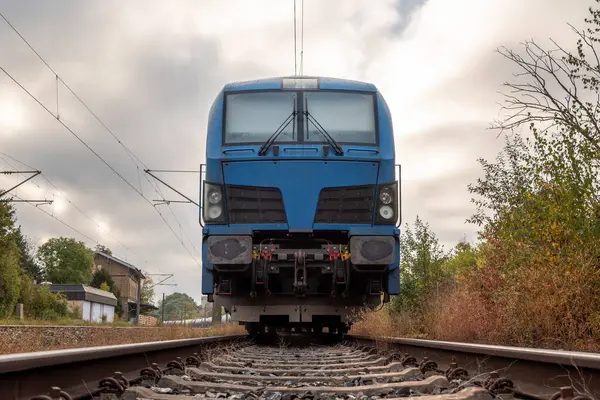 Yakıt depolama tankları taşıyan, Almanya 'da konuşlanmış bir elektrikli tren lokomotifinin ön görüntüsü.