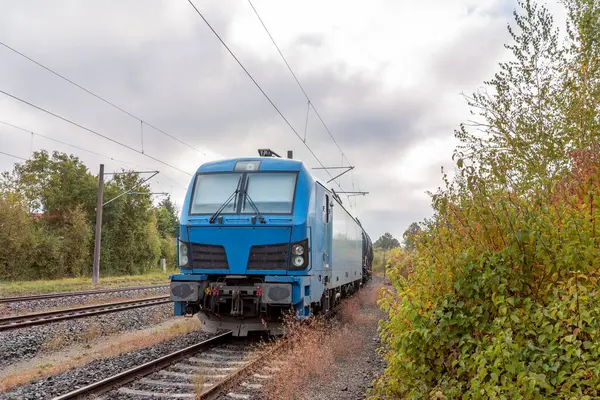 Almanya 'nın Baden Wurttemberg bölgesinde yakıt tankları taşıyan yük treni, sonbaharın güzel bir gününde,