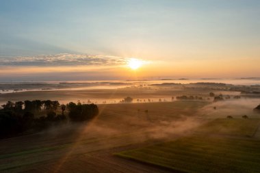 Almanya 'nın Schwabisch Hall şehrinde, sislerle kaplı tarım arazileriyle birlikte, sabah ilk iş insansız hava aracı görüntüsü.