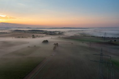 Alman kırsal manzarası, İHA hava manzarası, gün doğumunda sisli, yuvarlanan manzaralar.