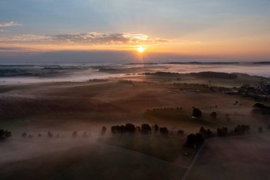 Alman kırsal manzarası, İHA hava manzarası, sabahın altın saatinde sisli, yuvarlanan manzaralar