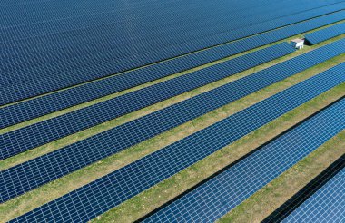 Modern güneş panelleri, hava aracı görüntüsü ilkbaharda güneşli bir günde Heilbronn, Almanya 'da