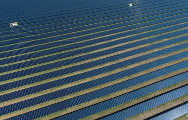 Heilbronn, Almanya 'da geniş güneş panelleri çiftliği, insansız hava aracı görüntüsü