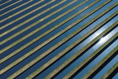 Almanya 'da güneş panelleri çiftliği, güneşli bir günde insansız hava aracı görüntüsü