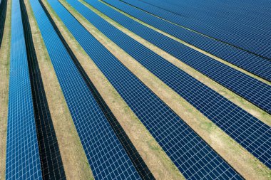 Güneş panelleri istasyonu, güneşli bir baharda hava aracı görüntüsü Heilbronn, Almanya 'da