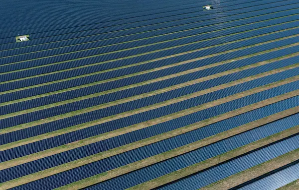 Heilbronn, Almanya 'da geniş güneş panelleri çiftliği, insansız hava aracı görüntüsü