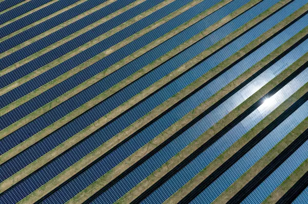 Almanya 'da güneş panelleri çiftliği, güneşli bir günde insansız hava aracı görüntüsü