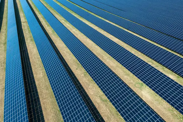 Güneş panelleri istasyonu, güneşli bir baharda hava aracı görüntüsü Heilbronn, Almanya 'da