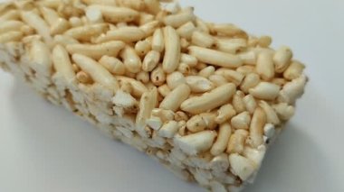 Endonezya 'dan geleneksel çerezler Jipang, Bipang veya Brondong Beras pirinç veya yapışkan pirinçten yapılır. Beyaz bir arkaplanda