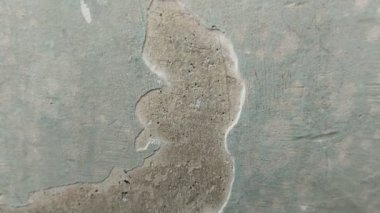 Duvar boyası dökülüyor çünkü duvar nemli.