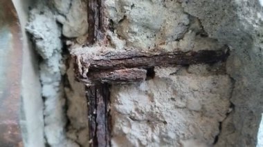 Güçlendirici çeliğin aşınması. Bu aşınma betonun zarar görmesine ve temelin zayıflamasına neden olabilir.