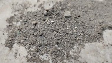 Beton zeminde beton kum. Kum dökmek, beton yapmak ya da binaları dayanıklı kılmak için kullanılır.