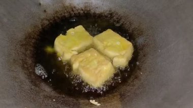 Tofuyu kızgın yağlı tavada kızart.