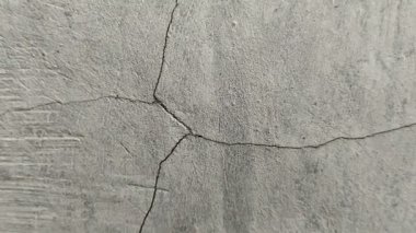 Evin duvarı çatlamış. Çatlağa aşırı hava neden olmuş.
