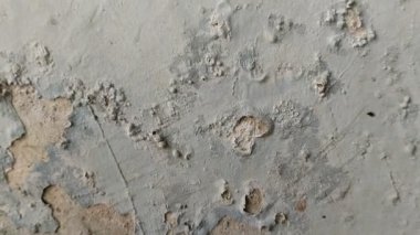 Duvar boyası dökülüyor çünkü duvar nemli.