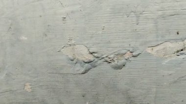 Duvar boyası dökülüyor çünkü duvar nemli.