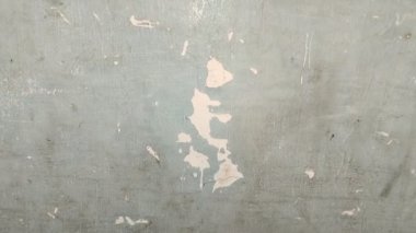 Duvar boyası dökülüyor çünkü duvar nemli.