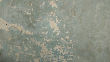 Duvar boyası dökülüyor çünkü duvar nemli.