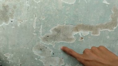 Duvar boyası dökülüyor çünkü duvar nemli.