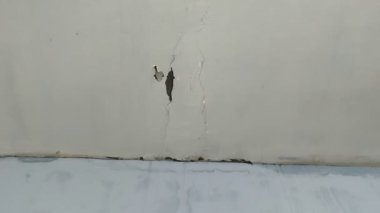 Sızdıran bir tavandan akan su.