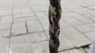 Evin çitindeki demir boya soyuluyor. Buna eski demir sebep olur.