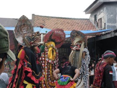 Surabaya, Endonezya - 28 Temmuz 2024: Rampak barong adı verilen geleneksel sanat performansı. Dans hareketlerini Barong maskesiyle birleştiren bir sanat. Jaranan