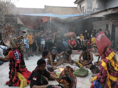 Surabaya, Endonezya - 28 Temmuz 2024: Rampak barong adı verilen geleneksel sanat performansı. Dans hareketlerini Barong maskesiyle birleştiren bir sanat. Jaranan