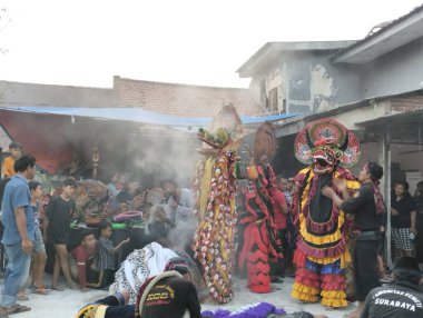 Surabaya, Endonezya - 28 Temmuz 2024: Rampak barong adı verilen geleneksel sanat performansı. Dans hareketlerini Barong maskesiyle birleştiren bir sanat. Jaranan