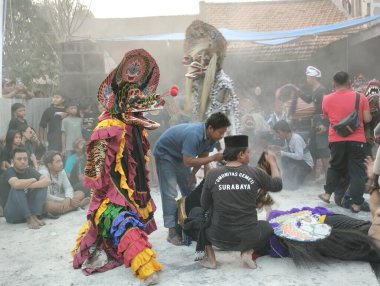 Surabaya, Endonezya - 28 Temmuz 2024: Rampak barong adı verilen geleneksel sanat performansı. Dans hareketlerini Barong maskesiyle birleştiren bir sanat. Jaranan