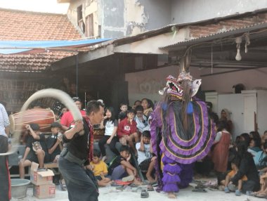 Surabaya, Endonezya - 28 Temmuz 2024: Rampak barong adı verilen geleneksel sanat performansı. Dans hareketlerini Barong maskesiyle birleştiren bir sanat. Jaranan