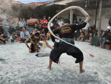 Surabaya, Endonezya - 28 Temmuz 2024: Geleneksel Jaranan sahne sanatlarının kadın sanatçıları