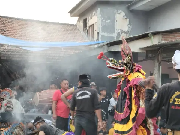 Surabaya, Endonezya - 28 Temmuz 2024: Rampak barong adı verilen geleneksel sanat performansı. Dans hareketlerini Barong maskesiyle birleştiren bir sanat. Jaranan