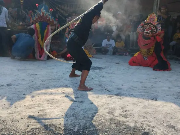 Surabaya, Endonezya - 28 Temmuz 2024: Rampak barong adı verilen geleneksel sanat performansı. Dans hareketlerini Barong maskesiyle birleştiren bir sanat. Jaranan