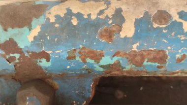 Evin çitindeki demir boya soyuluyor. Buna eski demir sebep olur.