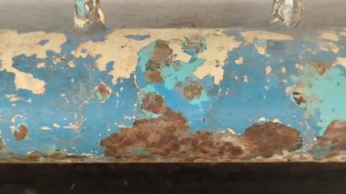 Evin çitindeki demir boya soyuluyor. Buna eski demir sebep olur.