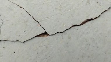 Evin duvarı çatlamış. Çatlağa aşırı hava neden olmuş.