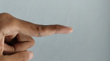 Parmaklarının sık sık tıklamasından dolayı düz olmayan parmaklar. Ses çıkarana kadar parmağı çekerek ya da bükerek yapılır..