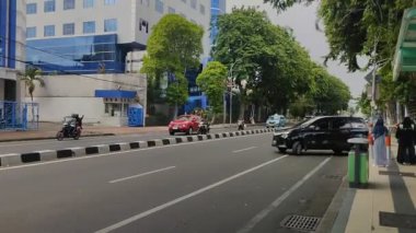 Surabaya, Endonezya - 3 Kasım 2024: otobüs durağında gündüz trafiği