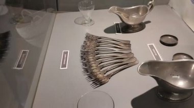 Surabaya, Endonezya - 3 Kasım 2024: Endonezya 'daki Hollanda sömürge döneminden kalma çatal bıçak takımı Surabaya kentinin yeraltı müzesinde. Sos kabı, tohum tutacağı, çatal ve çay bardağından oluşur..