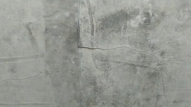 Evin duvarı çatlamış. Çatlağa aşırı hava neden olmuş.