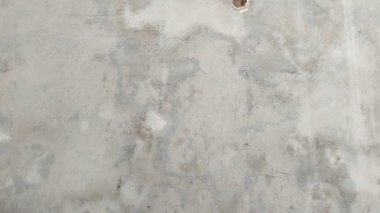 Yağmur suyu sızıntısı nedeniyle evin duvarları nemli.