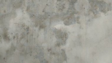 Evin duvarlarında büyüyen siyah küf rutubetli duvarlardan kaynaklanıyor.