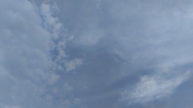 Yazın öğle vakti bulutların açık gökyüzü ile zamanı. doku efekti